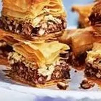 Baklava, kataifi, petalos de rosa